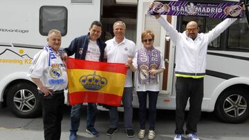 Mario, Eduardo, Carmen y Julián le enseñaron a Tomás Roncero la caravana con la que viajan a la final de la Champions.
