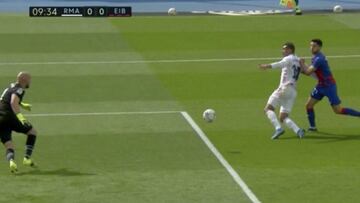 El agarrón de Rafa Soares a Casemiro en el área en el minuto del Real Madrid-Eibar que no fue sancionado como penalti.
