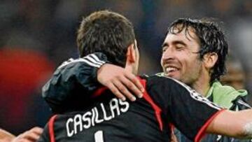 <b>HÉROE. </b>Casillas fue felicitado por Raúl nada más acabar el partido del miércoles ante el Olympiacos.