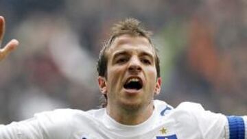 <b>MÁS CERCA. </b>Van der Vaart podría haber jugado ya su último partido con el Hamburgo.