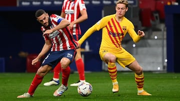 Koke y De Jong pugnan por un bal&oacute;n en el Atl&eacute;tico-Barcelona.