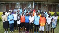 La explusmarquista mundial de marat&oacute;n Tegla Loroupe posa con los 34 refugiados que acoge en el &lsquo;School&amp; Rescue Center&rsquo; de la Tegla Loroupe Peace Foundation.