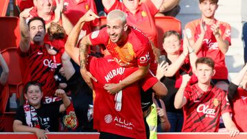 PALMA DE MALLORCA, 04/06/2023.- El delantero albanés del Mallorca Vedat Muriqi (i) celebra con su compañero, Daniel Rodríguez, su gol marcado ante el Rayo Vallecano durante el partido de la última jornada de Liga que el Mallorca y el Rayo Vallecano disputan este domingo en el estadio Son Moix de Mallorca. EFE/ Cati Cladera
