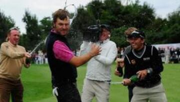 <b>BAÑO DE CAMPEÓN. </b>Miguel Ángel Jiménez y Pablo Larrazábal mojan a José Manuel Lara tras ganar.