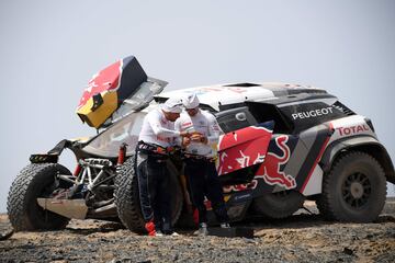 En la etapa 9, Sebastien Loeb y Daniel Elena han perdido toda opción de victoria. Rompieron en frontal de su coche al no ver un agujero. Perdieron más de siete horas en la clasificación general.