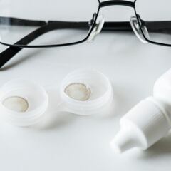 ¿Es obligatorio llevar gafas o lentillas de repuesto en el coche? Esto dice el Reglamento de la DGT