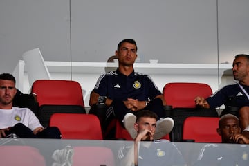 Cristiano Ronaldo, siguiendo desde la grada el amistoso entre la UD Almería y el Al Nassr FC.