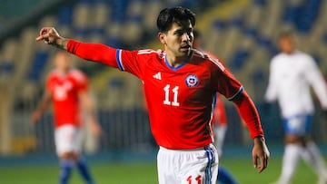 Futbol, Chile vs Cuba.
Partido amistoso 2023.
El jugador de Chile Victor Davila, habla durante el partido  contra Cuba realizado en el estadio Ester Roa.
Concepcion, Chile.
11/06/2023
Marco Vazquez/Photosport

Football, Chile vs Cuba.
Friendly match 2023.
Chile’s player Victor Davila ,gestures during friendly match against Cuba  at Ester Roa stadium in Concepcion, Chile.
11/06/2023
Marco Vazquez/Photosport