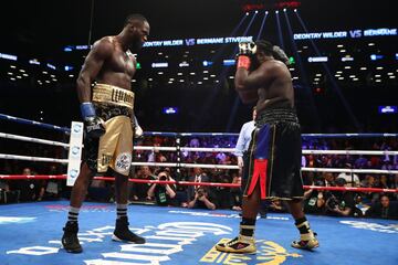 El boxeador estadounidense retuvo el título mundial de los pesados del Consejo Mundial en el primer asalto a los 2 minutos 59 segundos dejando KO al haitiano-canadiense.