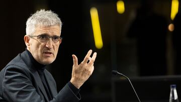 SAN SEBASTIÁN (ESPAÑA), 14/11/2024.- El director de Fútbol de la Real Sociedad, Roberto Olabe, ofrece una conferencia de prensa este jueves en San Sebastián en la que ha anunciado que abandonará la entidad txuri urdin al término de la actual temporada. EFE/Juan Herrero