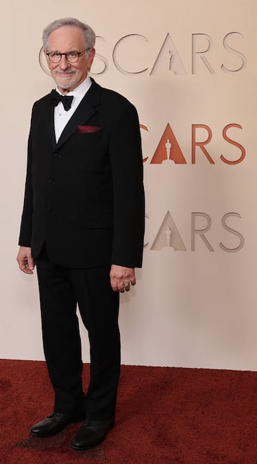 Steven Spielberg posa en la alfombra roja del Dolby Theatre.