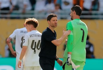 Xabi Alonso, con Thibaut Courtois después del partido