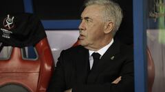 Carlo Ancelotti, entrenador del Real Madrid, en el banquillo del Estadio Rey Fahd de Riad.