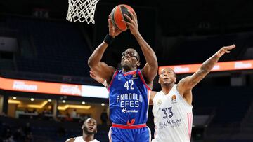 Trey Thomkins trata de taponar a Dunston durante el Anadolu Efes-Real Madrid.