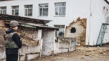 Un polic&iacute;a controla el &aacute;rea de la guarder&iacute;a atacada el jueves en Lugansk, Ucrania