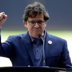 Is Milwaukee Brewers owner Mark Attanasio stealing sand from the beach in Malibu?