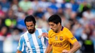 Angeleri disputa un bal&oacute;n con Luis Su&aacute;rez. 