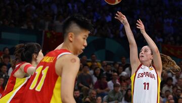 Leo Rodríguez lanza a canasta.