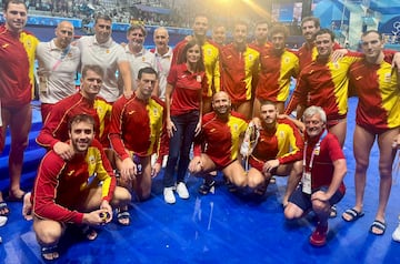 La Reina Letizia, junto a la selección española de waterpolo masculino tras su victoria ante la selección de Serbia en el partido de la ronda preliminar de los Juegos Olímpicos.