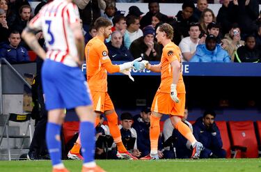 El técnico del Tottenham había sorprendido con la titularidad de Kinsky en el lugar de Vicario. Pero solo duró 17 minutos, ya que tras el fallo en dos goles, le retiró del campo. Se marchó abatido entre muestras de cariño de sus compañeros.