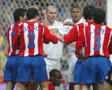 Zidane fue uno de los madridistas que más faltas recibió esa noche (cuatro). Él también cometió alguna, como a Perea en este caso, ante las protestas de los rojiblancos 