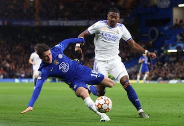 Mason Mount con David Alaba.