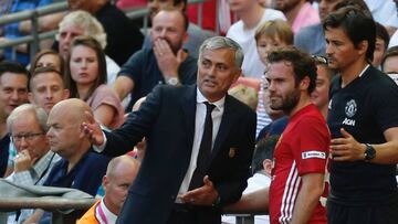 José Mourinho da instrucciones a Juan Mata durante la final de la Community Shield entre el Manchester United y el Leicester.