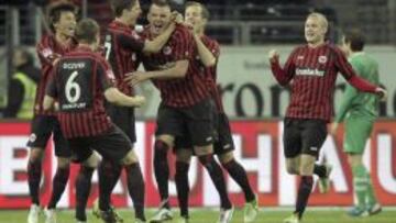 Alexander Meier del Eintracht Frankfurt celebra con sus compañeros tras marcar el 1-0 ante el SpVgg Greuther Fuerth durante el partido de la Bundesliga alemana disputado en Fráncfort Main, Alemania.