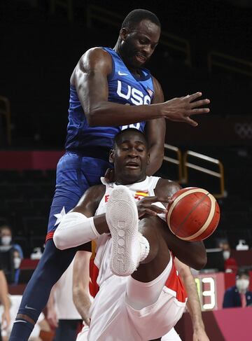 Usman Garuba peleando frente a Draymond Green.