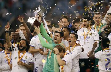 Los jugadores del Real Madrid celebran el primer título de la temporada.