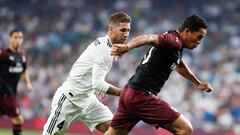 GRAF4784. MADRID, 11/08/2018.- El delantero colombiano del Milan Carlos Bacca (d) se escapa de Sergio Ramos, del Real Madrid, durante el partido, correspondiente al trofeo Santiago Bernab&eacute;u, que Real Madrid y Milan juegan esta noche en el estadio S