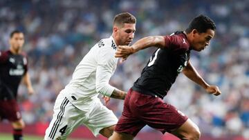 GRAF4784. MADRID, 11/08/2018.- El delantero colombiano del Milan Carlos Bacca (d) se escapa de Sergio Ramos, del Real Madrid, durante el partido, correspondiente al trofeo Santiago Bernabéu, que Real Madrid y Milan juegan esta noche en el estadio S