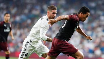 GRAF4784. MADRID, 11/08/2018.- El delantero colombiano del Milan Carlos Bacca (d) se escapa de Sergio Ramos, del Real Madrid, durante el partido, correspondiente al trofeo Santiago Bernab&eacute;u, que Real Madrid y Milan juegan esta noche en el estadio S