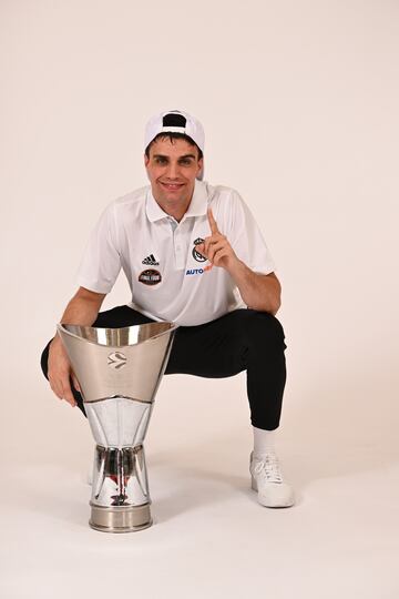 Alocén, posando con el trofeo de la Euroliga.