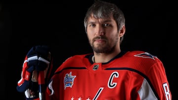 El jugador ruso de hockey hielo Alexander Ovechkin posa con la camistea de los Washington Capitals.