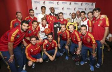 Los jugadores de La Roja posan con Alonzo Mourning, leyenda de los Heats y campeón de la NBA en 2006.