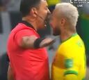 ¡Empujón! Los dos duros cruces entre Neymar y el juez Tobar