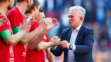 Los jugadores agradecen a Heynckes y celebran el t&iacute;tulo juntos.