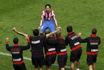 Arda celebra un gol al Málaga con el banquillo rojiblanco.