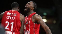 James Gist y Jalen Reynolds, p&iacute;vots del Bayern de M&uacute;nich, celebran una canasta ante el Zenit San Petersburgo.