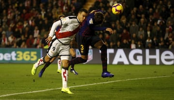 2-1. Raúl de Tomas en la jugada del segundo gol de Álvaro García.