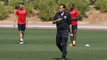 Fran Fernández dirige un entrenamiento del Almería.
