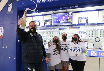 Empleados de la administración de Lotería, en la calle Artes de Arcos en Almería, celebran haber vendido el tercer premio.