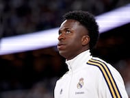 Fan frustration erupts late in the season, leaving a star forward’s future hanging between renewal, reinvention, or a calculated exit.