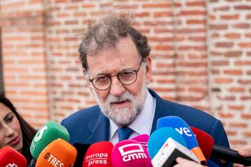 El expresidente del Gobierno de España Mariano Rajoy atiende a los medios en su visita a la capilla ardiente.