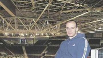 <b>VÍSPERAS DE TENSIÓN. </b>Carlos Jiménez, ayer, en el Madrid Arena, donde Estudiantes se la juega hoy.
