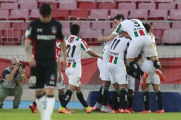 FÃºtbol, Palestino v Colo Colo.
Decimotercera fecha, Campeonato de Apertura 2015.
El jugador de Palestino Cesar Cortes, derecha, celebra con sus compaÃ±eros el gol contra Colo Colo durante el partido de primera divisiÃ³n en el estadio Nacional de Santiago, Chile.