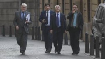 El secretario general Juan Pascual, el abogado Javier Sempere, el presidente Juan Serrano y el consejero Ram&oacute;n Segarra, el martes, entrando a la reuni&oacute;n con el IVF en Valencia.
 