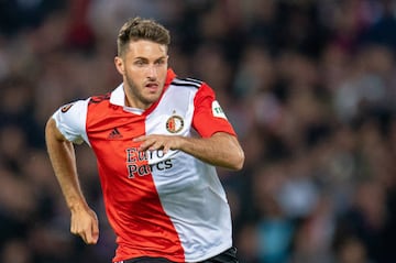 Santiago Giménez during a match with Feyenoord.