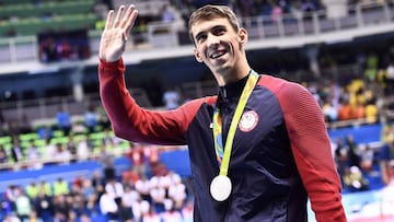 Silver medallist USA&#039;s Michael Phelps waves during the medal ceremony of the Men&#039;s 100m Butterfly Final during the swimming event at the Rio 2016 Olympic Games at the Olympic Aquatics Stadium in Rio de Janeiro on August 12, 2016.   / AFP PHOTO / CHRISTOPHE SIMON